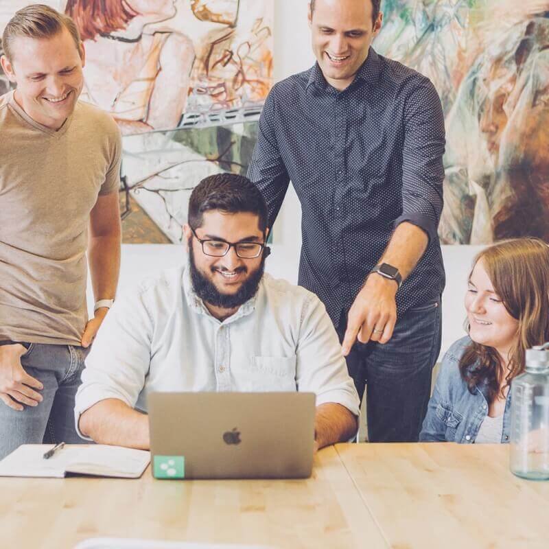 P&aacute;ginas web b&aacute;sicas<br> <small> Web profesional clara <br> para mostrar tus servicios</small>